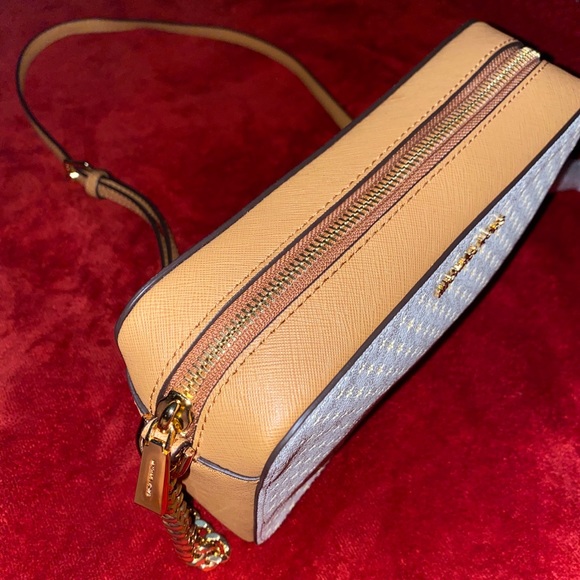 MK LIMITED SERIES CROSSBAG PURSE🤍 - Picture 5 of 7